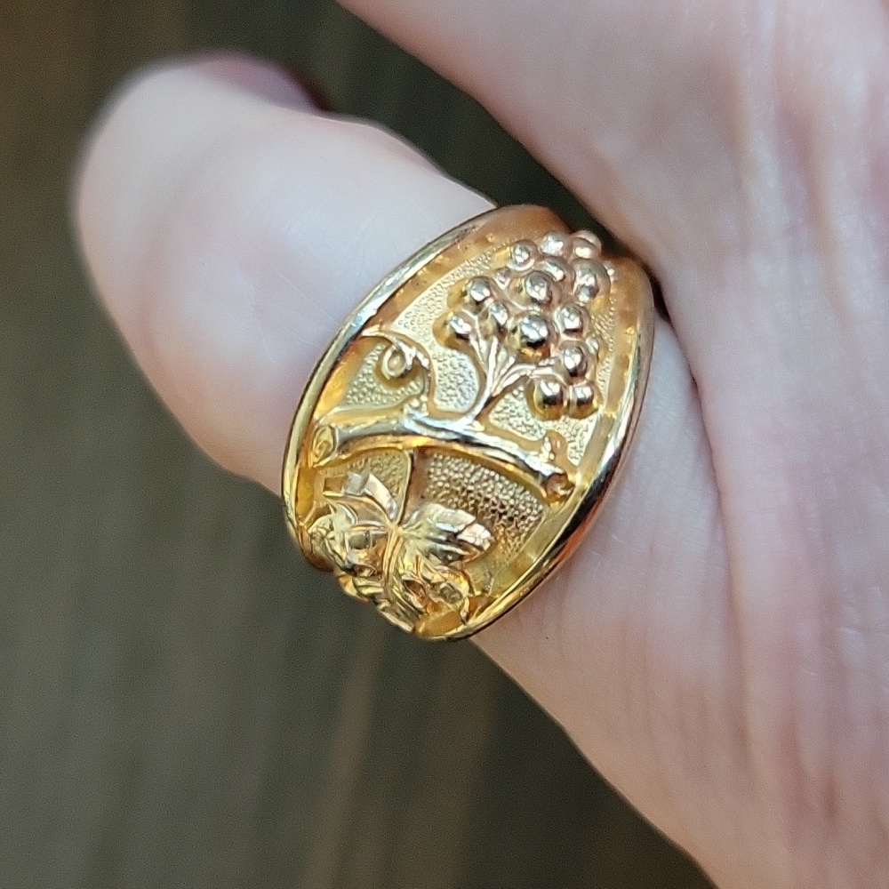 14k Gold Electroplate Ring With Grapes And Leaves Sz. 7